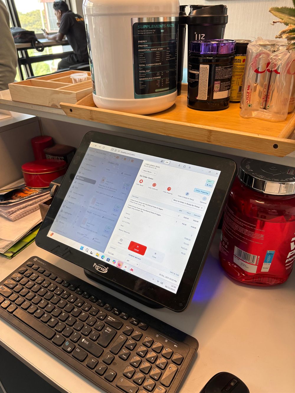 MealNix order detail screen with line items, totals and payment options